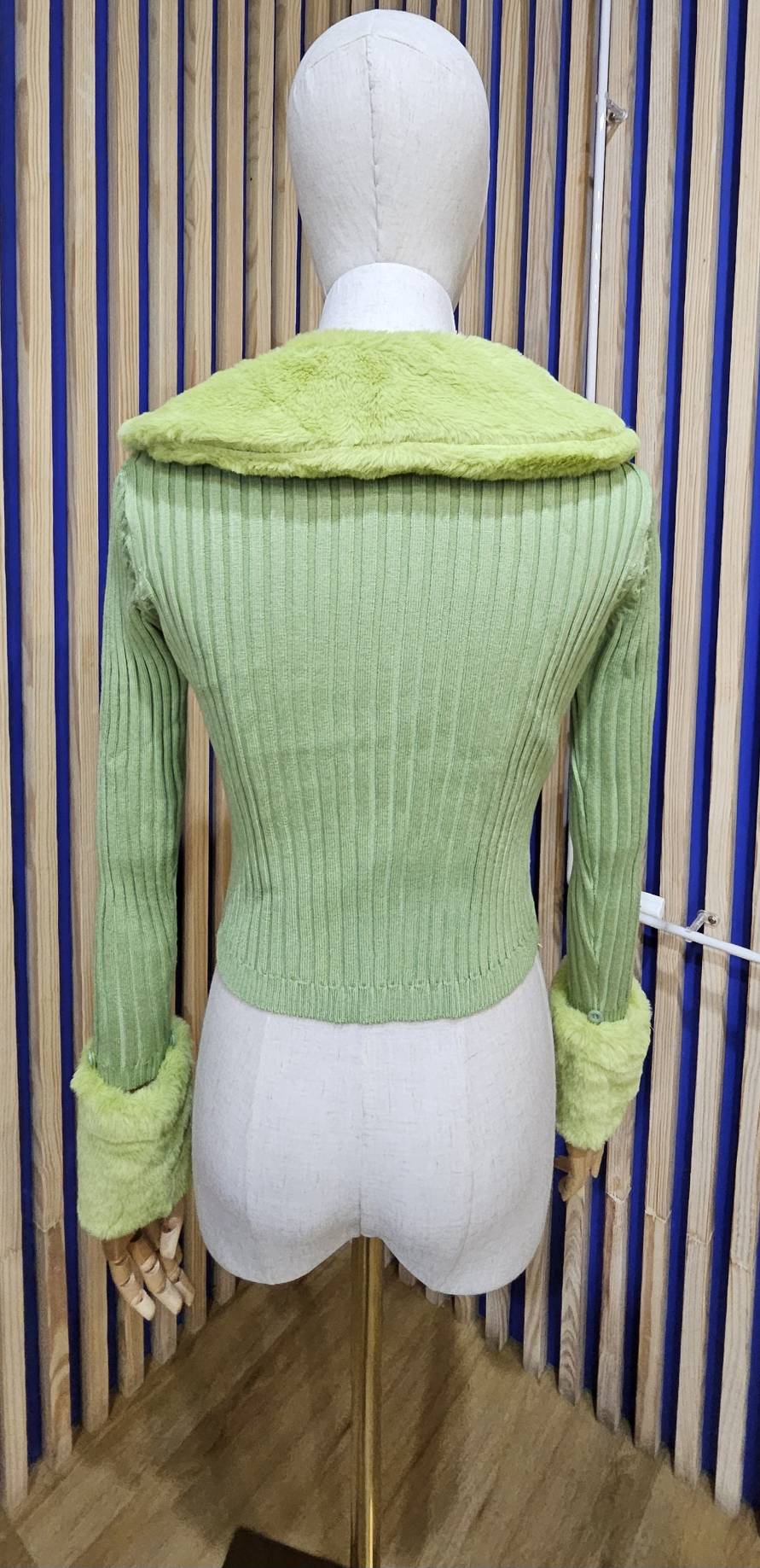 เสื้อแขนยาวไหมพรม(ร่อง) สีเขียว ถอดเฟอร์ได้ คอ-ปลอกแขน Size S - Image 3