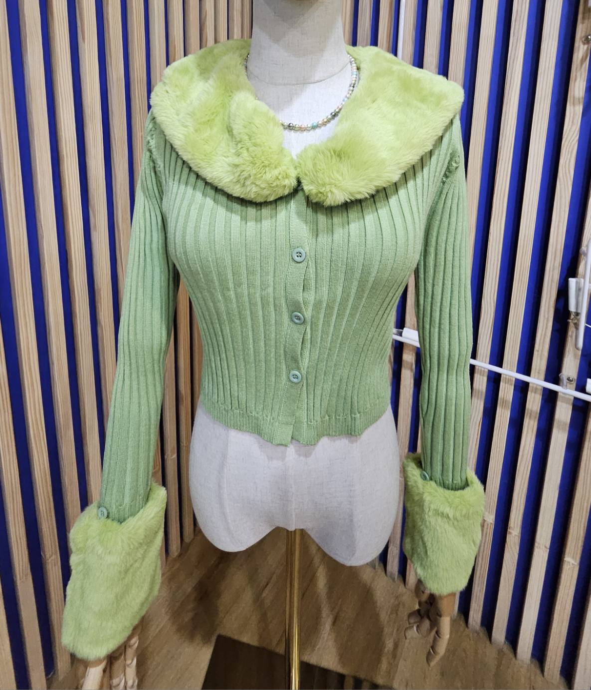 เสื้อแขนยาวไหมพรม(ร่อง) สีเขียว ถอดเฟอร์ได้ คอ-ปลอกแขน Size S - Image 2
