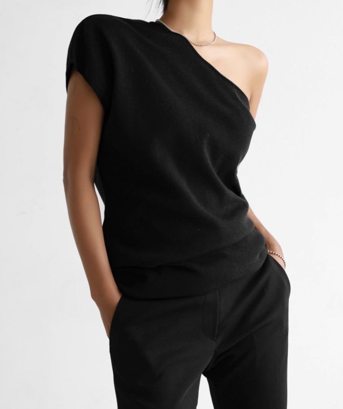 เสื้อยืดปาดไหล่สีดำ ผ้าสวย ทรงสวย Free Size - Image 2
