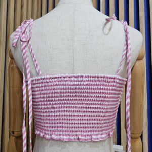 เสื้อครอปลายชมพู-ขาว สายผูกคอ ด้านหลังเป็นสม๊อค